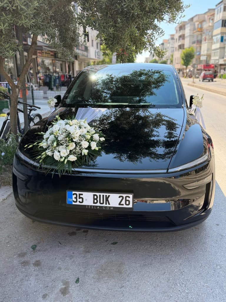 Beyaz Lilyum ve Lisyantus Gelin Arabası Süslemesi