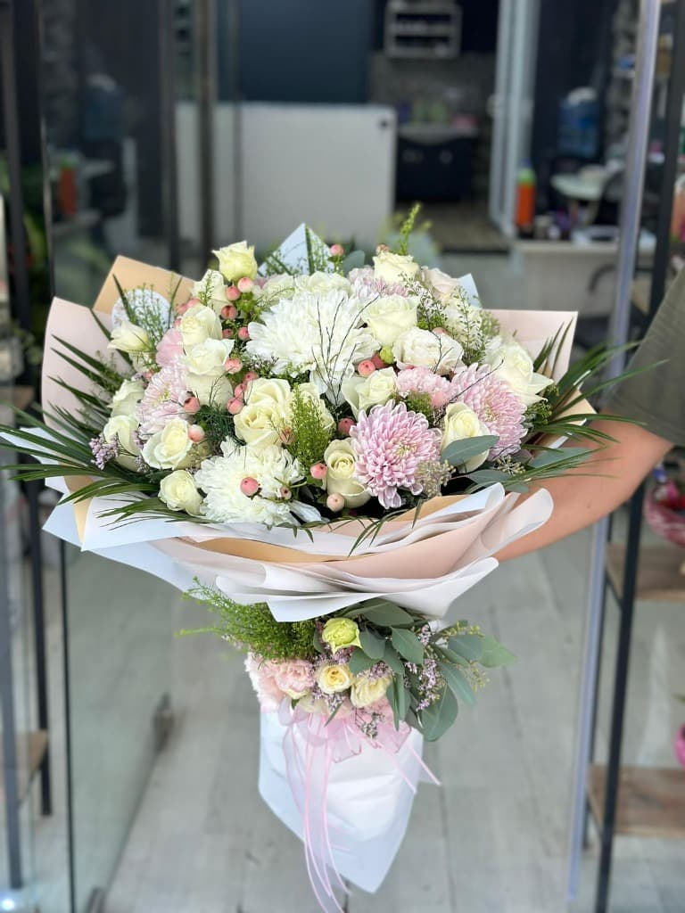 Pembe Beyaz Anastasia ve Gül Buketi